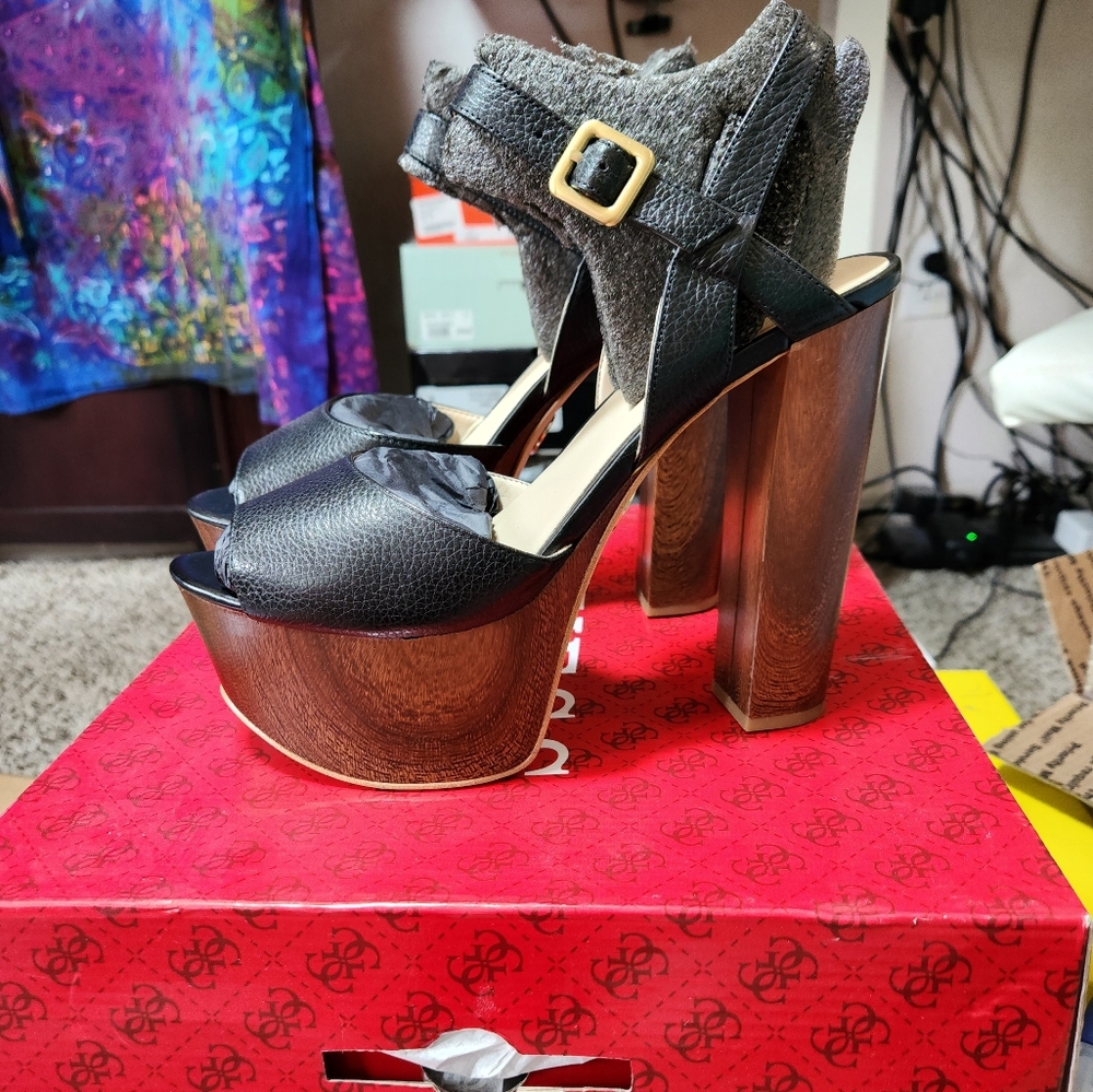 NIB Guess Blk Leather Platform Sandal